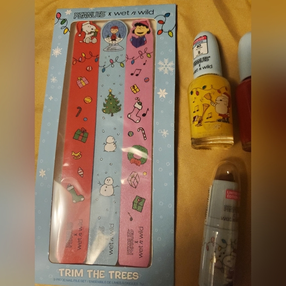 Peanuts x Wet n Wild Bundle nail polish lipstick nail file Christmas Snoopy - Picture 4 of 4